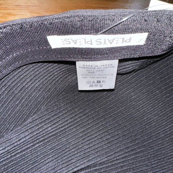 Pleats Please Issey Miyake Pleats Cap (NWT) in Black